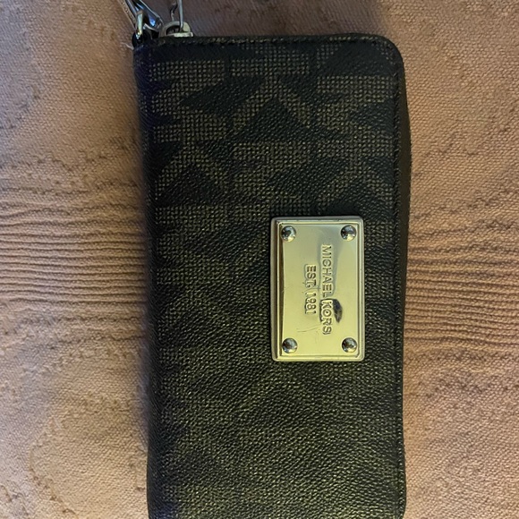 Michael Kors Zip Wallet - Picture 3 of 4